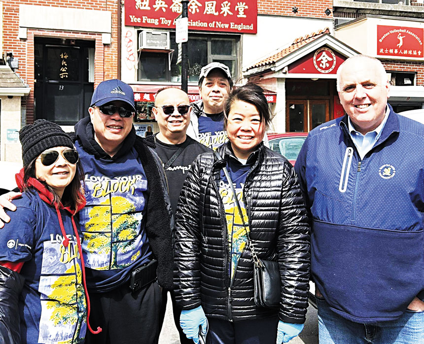 費連議員（右一）同清掃唐人街的義工們合影。