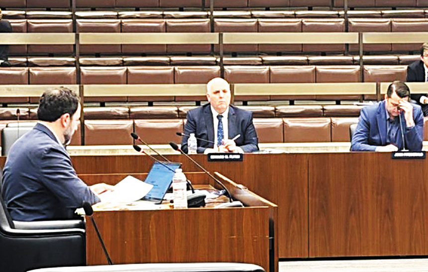 費連議員（中）在市議會的會議中。