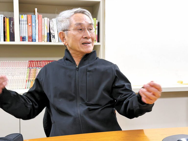 林懷民接受華人記者專訪，說話不自覺帶著舞蹈肢體語言，舉手投足依然是位熾熱的舞者。