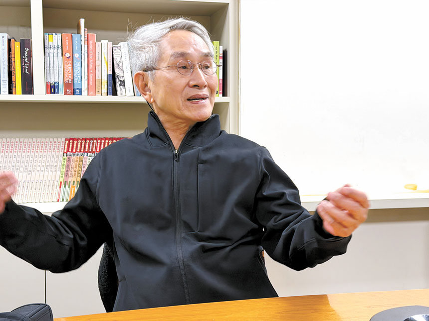 林懷民接受華人記者專訪，說話不自覺帶著舞蹈肢體語言，舉手投足依然是位熾熱的舞者。
