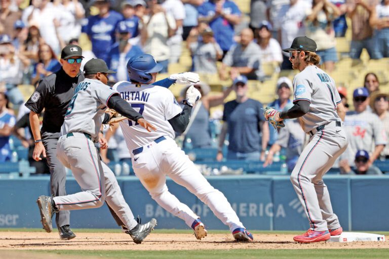 大谷翔平被觸殺出局。路透社