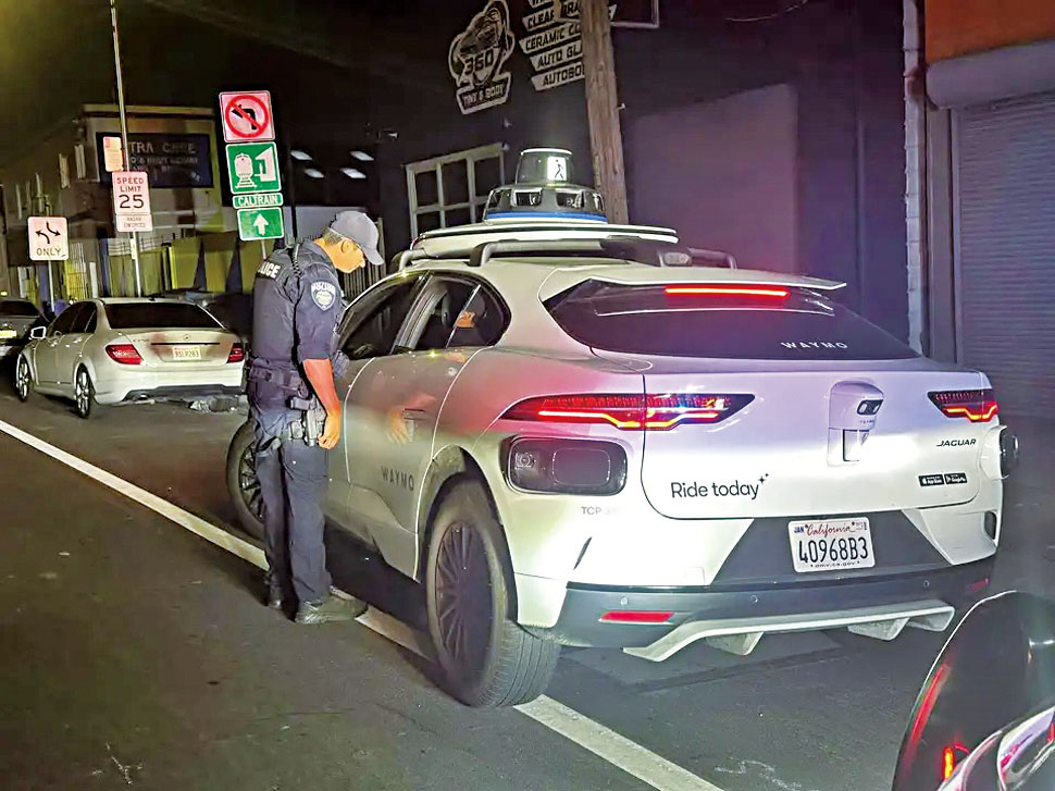 聖勃雷諾警方去年截停一輛涉嫌違法交通規則的Waymo無人駕駛車，但車內沒有司機可被票控。聖勃雷諾警察局