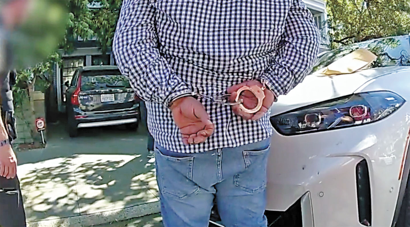 警方成功截停車輛並逮捕兩名嫌疑人。視頻截圖/三藩市警察局