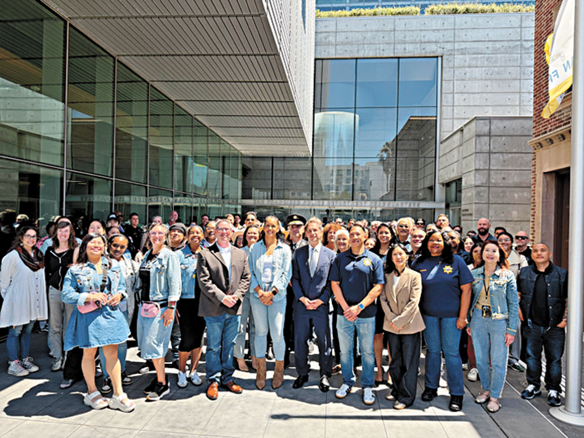 三藩市警局高層、市長羅偉、地檢官謝安宜與社區代表身穿牛仔服飾合照，聲援性侵倖存者。記者蘇婕雅攝