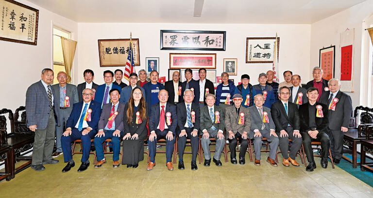 經文處、文教中心官員與和平總會滿任及新任會長及僑團代表合影。馬紅兵攝