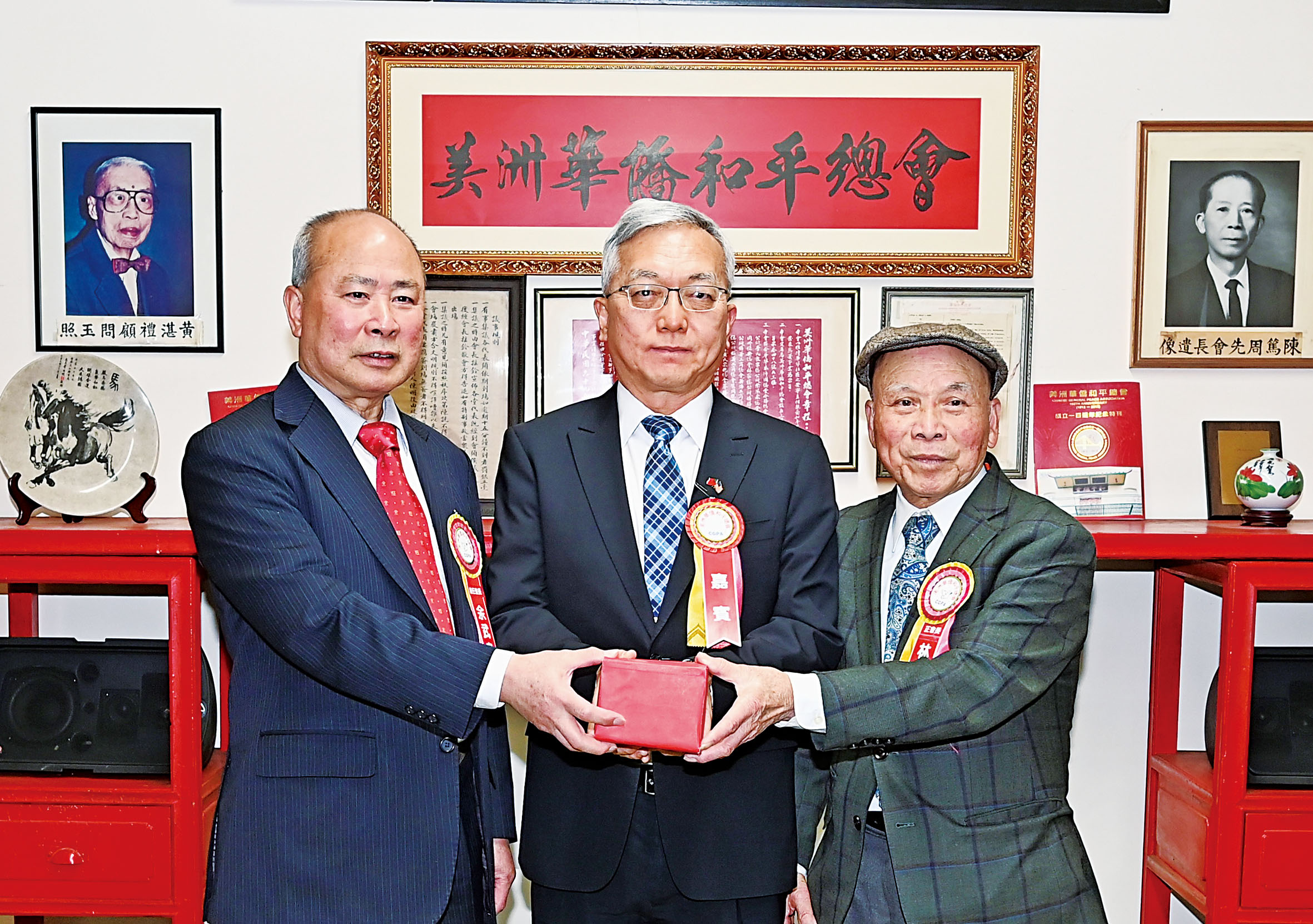 經文處副處長朱永昌（中）主持監交，滿任會長余武良（左）與新任會長林栢勵（右）順利交接。馬紅兵攝