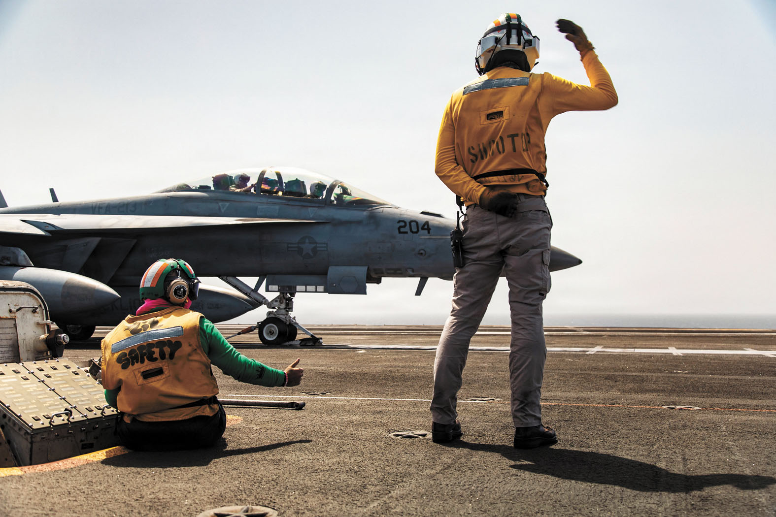 圖為美軍在「福特號」航空母艦的飛行甲板上，向戰機發出信號。路透社資料圖片