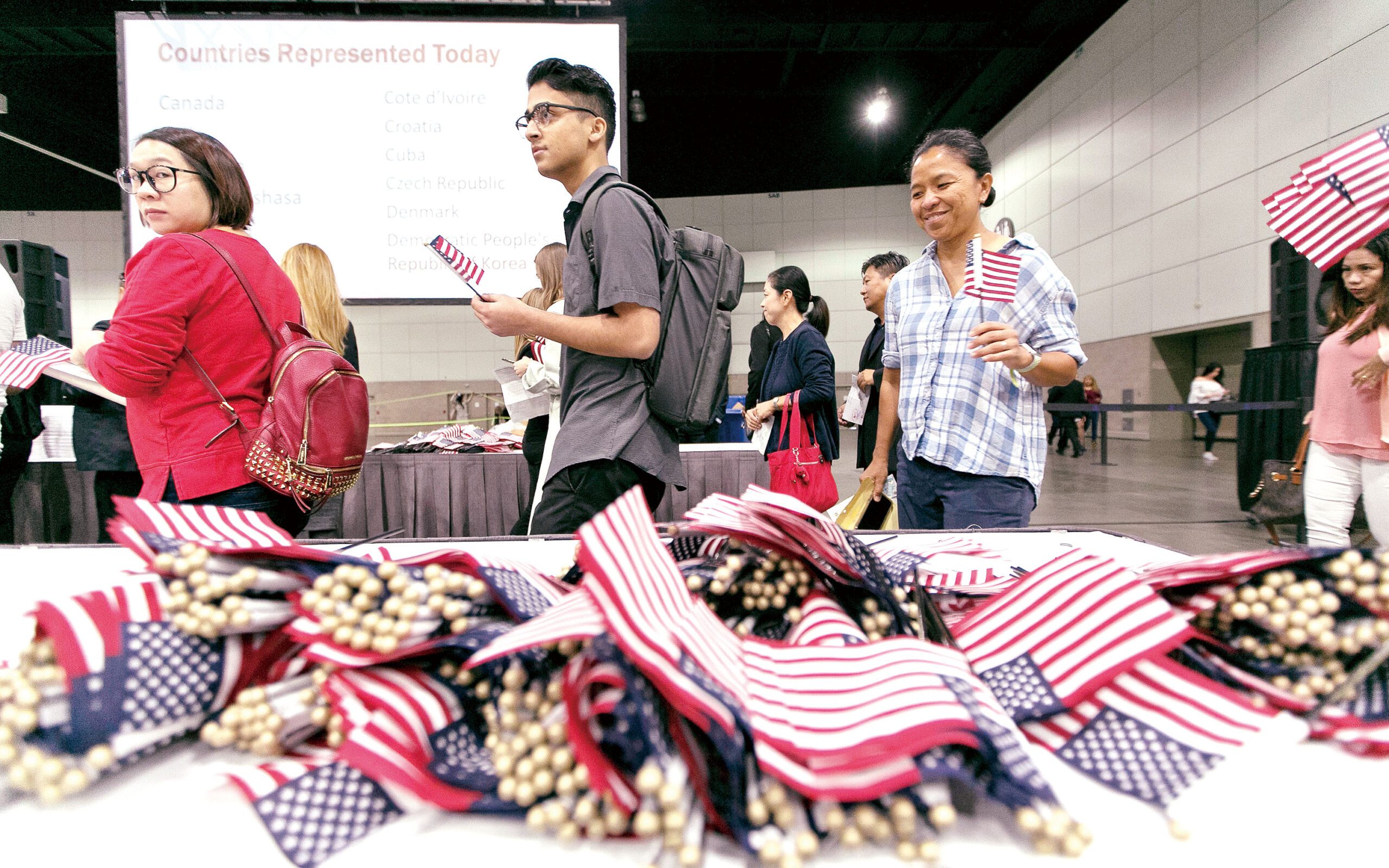 美國公民及移民服務局（USCIS）進一步收緊對申請合法移民身分的各類移民的背景審查，圖為民眾排隊等待參加入籍儀式。美聯社資料圖片