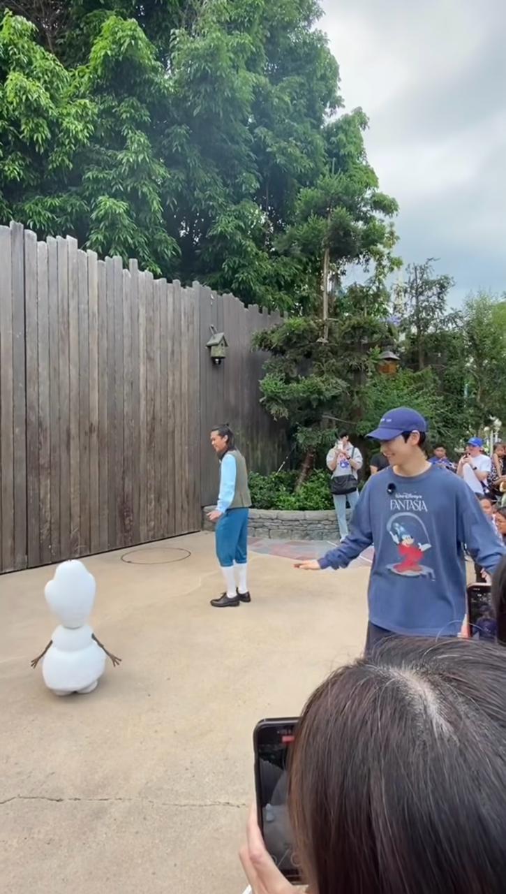 李帝勳在樂園內跟着「小白」的動作一起轉圈。