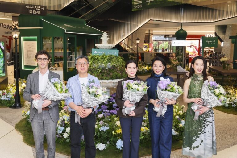 母女檔亮相SNDO法式花園揭幕 Ashley林愷鈴親製花盒贈媽咪