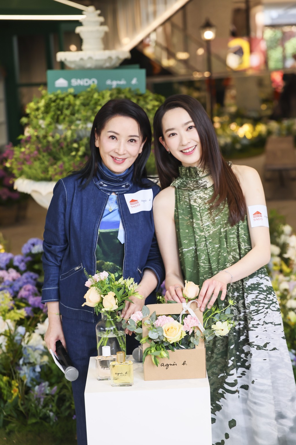 Ashley送上親手製作的母親節禮物，讓龔慈恩驚喜不已。