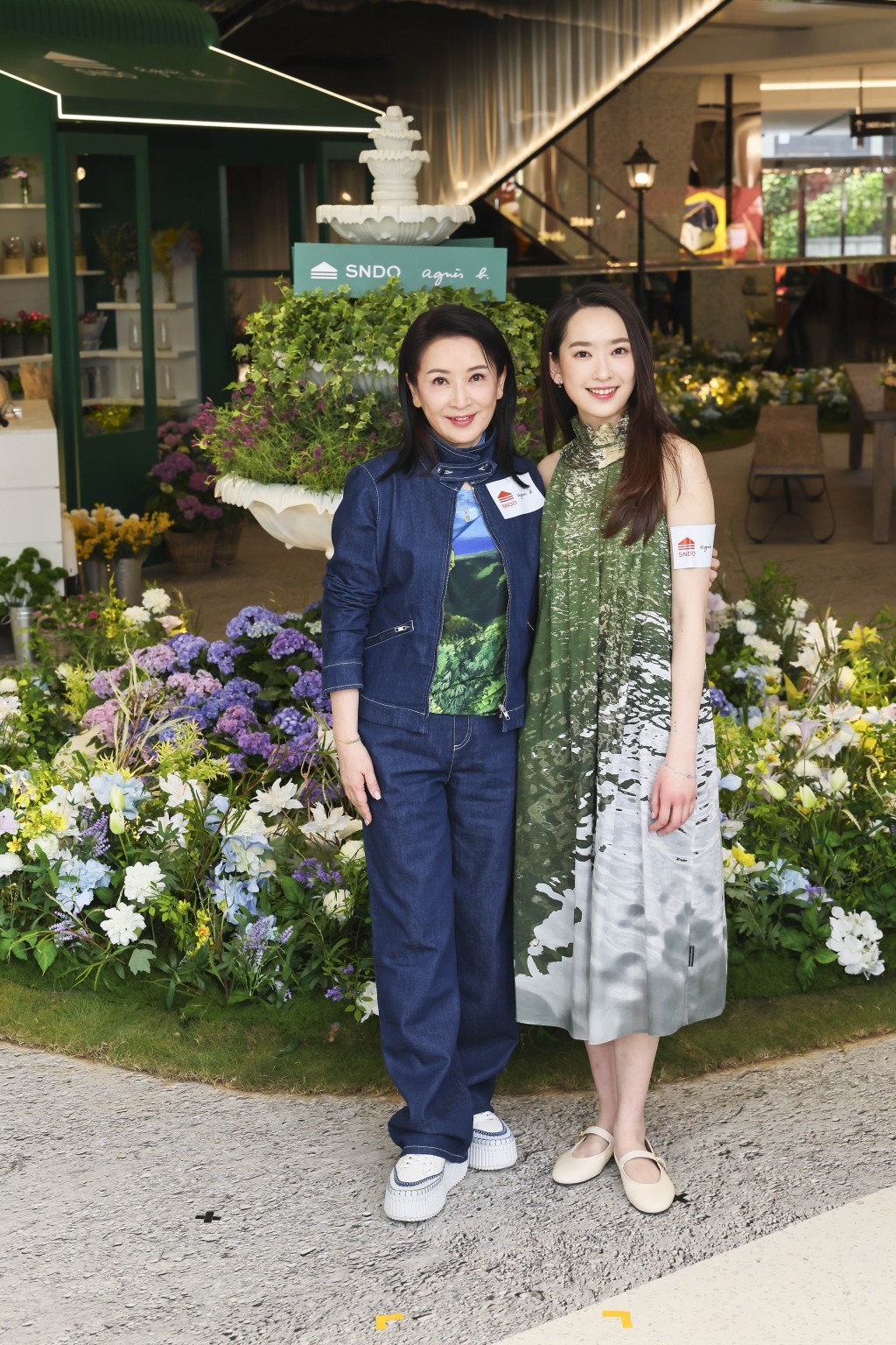 三道SNDO與agnès b.聯乘法式花園揭幕，龔慈恩與Ashley一同出席。