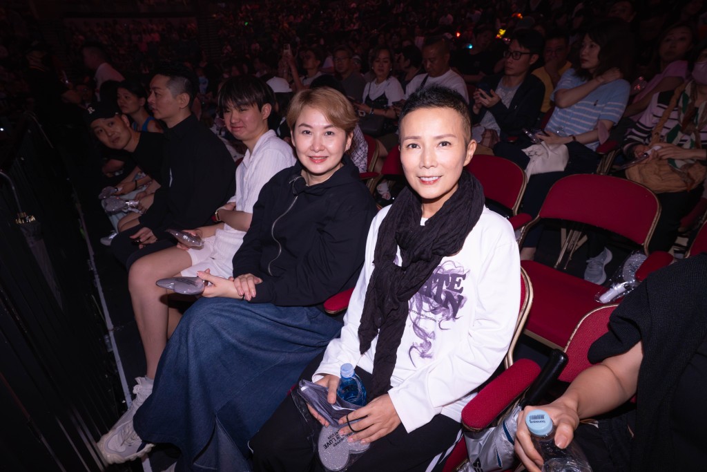 正在對抗乳癌的吳文忻與湯寶如坐在演唱會第一行。