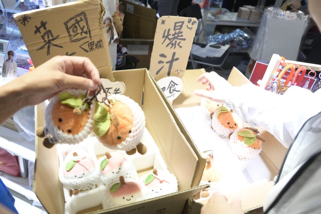 市集內設有不同攤位，售賣姜濤的周邊商品。