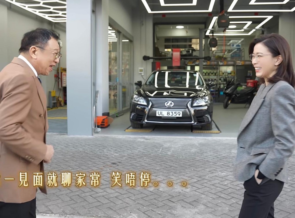 佘詩曼見到許紹雄，笑容不斷。
