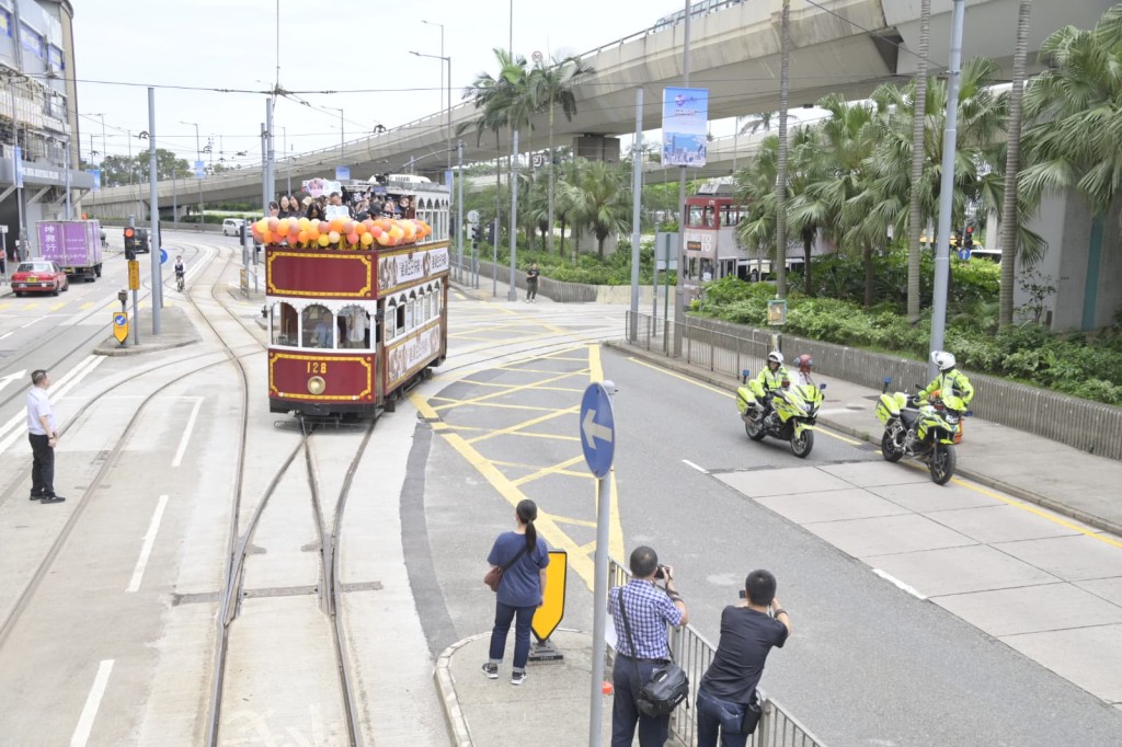 車上及沿途的姜糖不斷高呼「姜濤，生日快樂」及合唱生日歌。