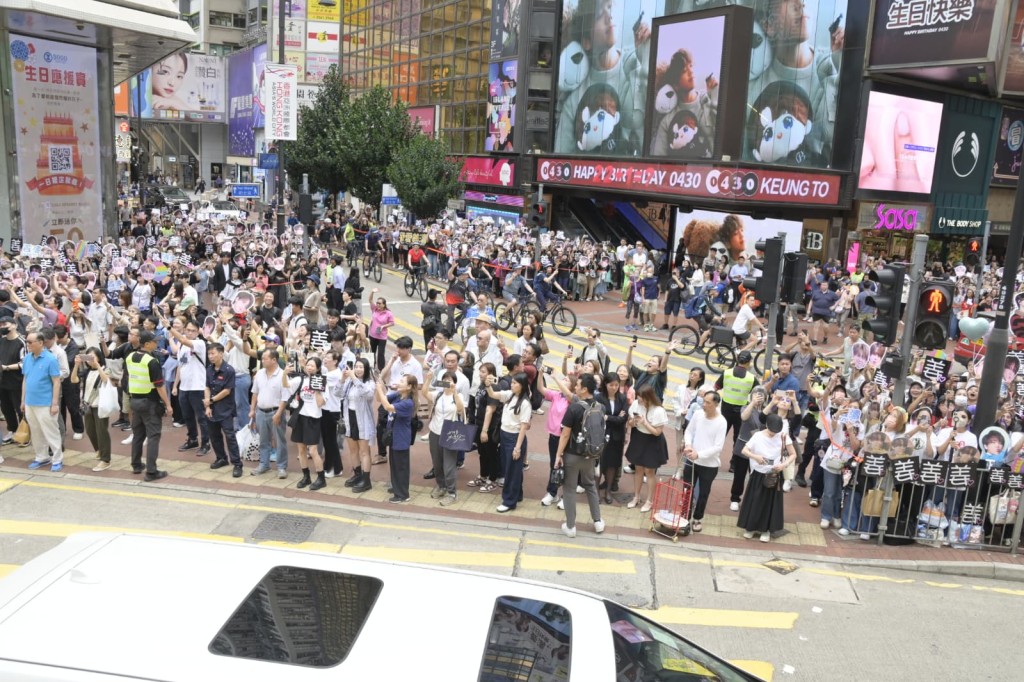 電車抵達銅鑼灣時，逾千粉絲站在馬路兩旁高聲歡呼。