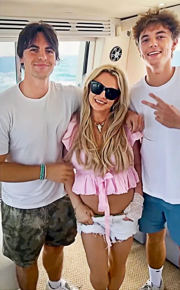 有消息指，在Britney入住戒療所期間，她的兩名兒子已搬進其豪宅居住。