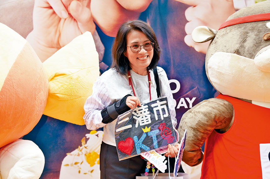 ■梁小姐專誠由三藩市回港為姜濤賀壽，揚言永遠都支持偶像。