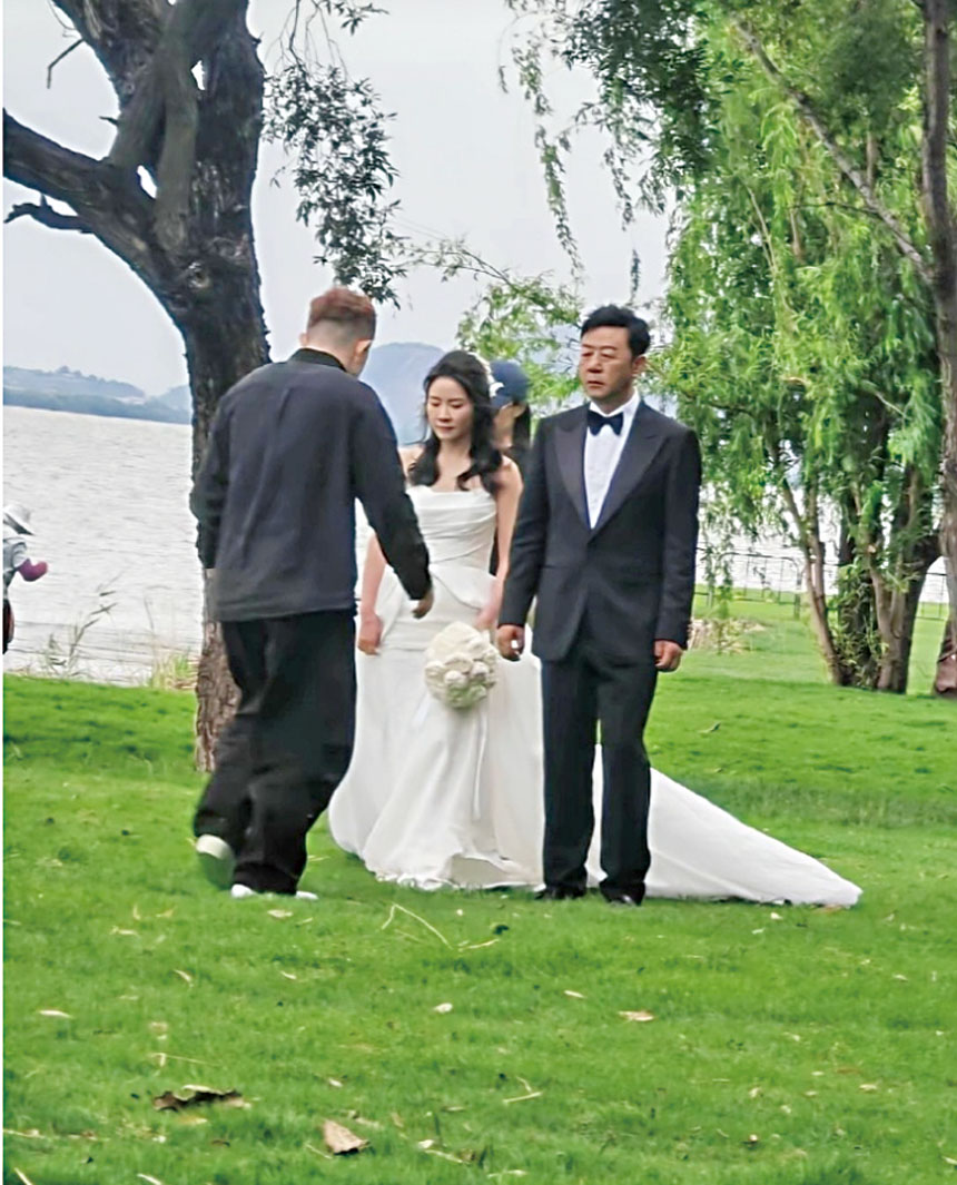 ■郭濤與妻子李燃在雲南大理補拍婚紗照。網上圖片