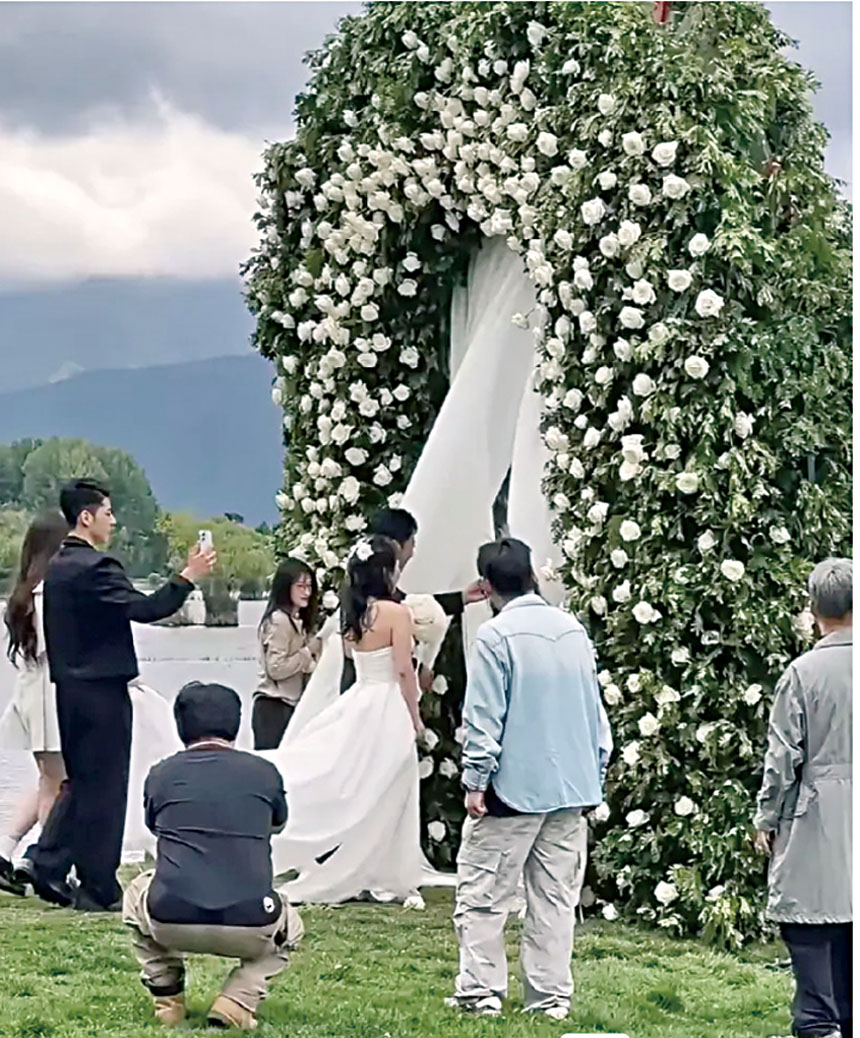 ■兒子與女兒一同為媽媽提裙擺。網上圖片
