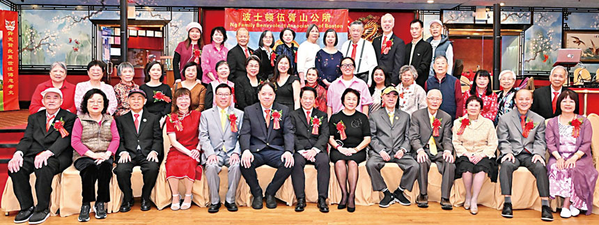 紐英崙伍胥山公所職員合影。 伍煥華提供