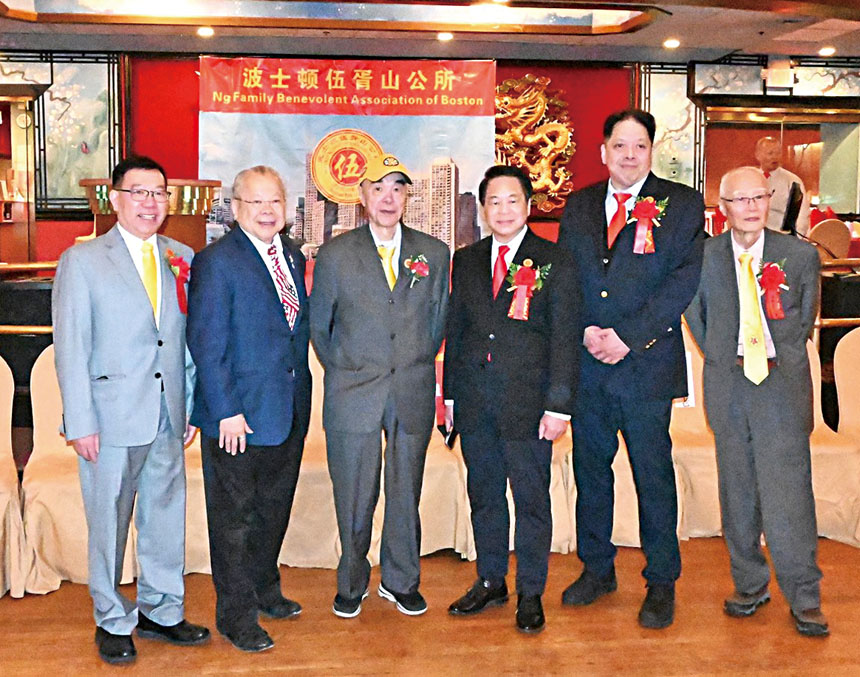 （左起）伍煥華、黃子安、伍伯和、伍振中、伍偉業、伍輝民合影。