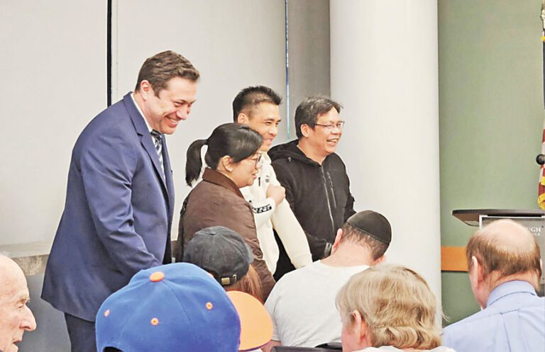 李凱健(左一)與社區代表28日出席布碌崙第15社區委員會會議。拯救南布碌崙聯盟提供