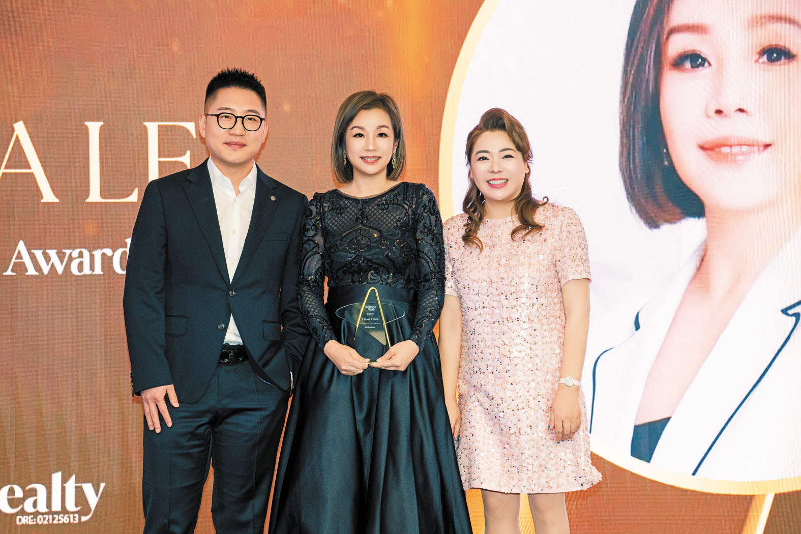 Tiffany Xu (右)、Eric Chen(左)為高級經理Anita頒發獎盃。 主辦方提供