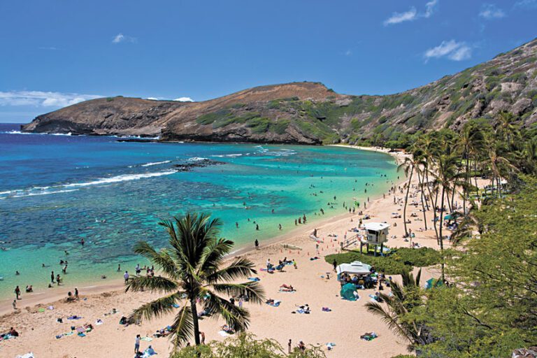 圖為夏威夷歐胡島著名浮潛地點哈納烏瑪灣（Hanauma Bay）。Adobe Stock