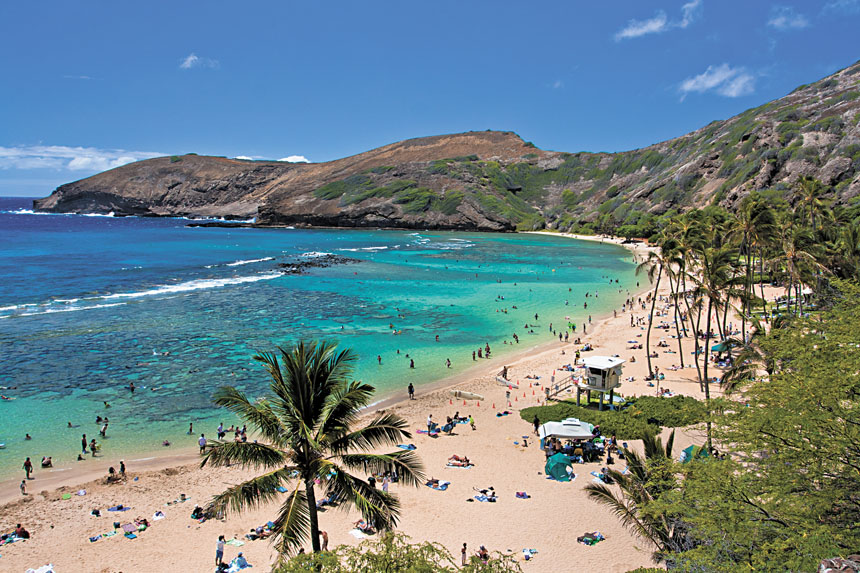 圖為夏威夷歐胡島著名浮潛地點哈納烏瑪灣（Hanauma Bay）。Adobe Stock