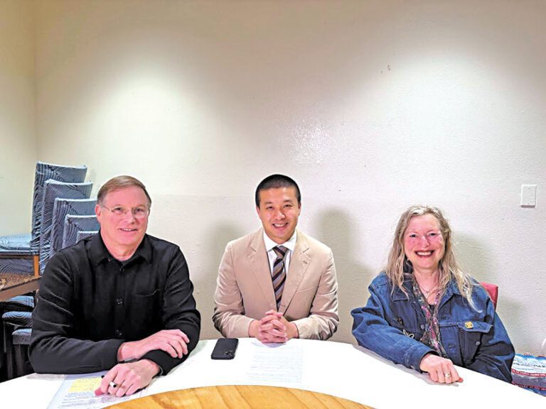 三藩市第四區市參事王兆倫（中）與「愚蠢法規」徵集活動得獎者合影，左為第四區居民Mike Nohr，右為Katherine Roberts。受訪者提供