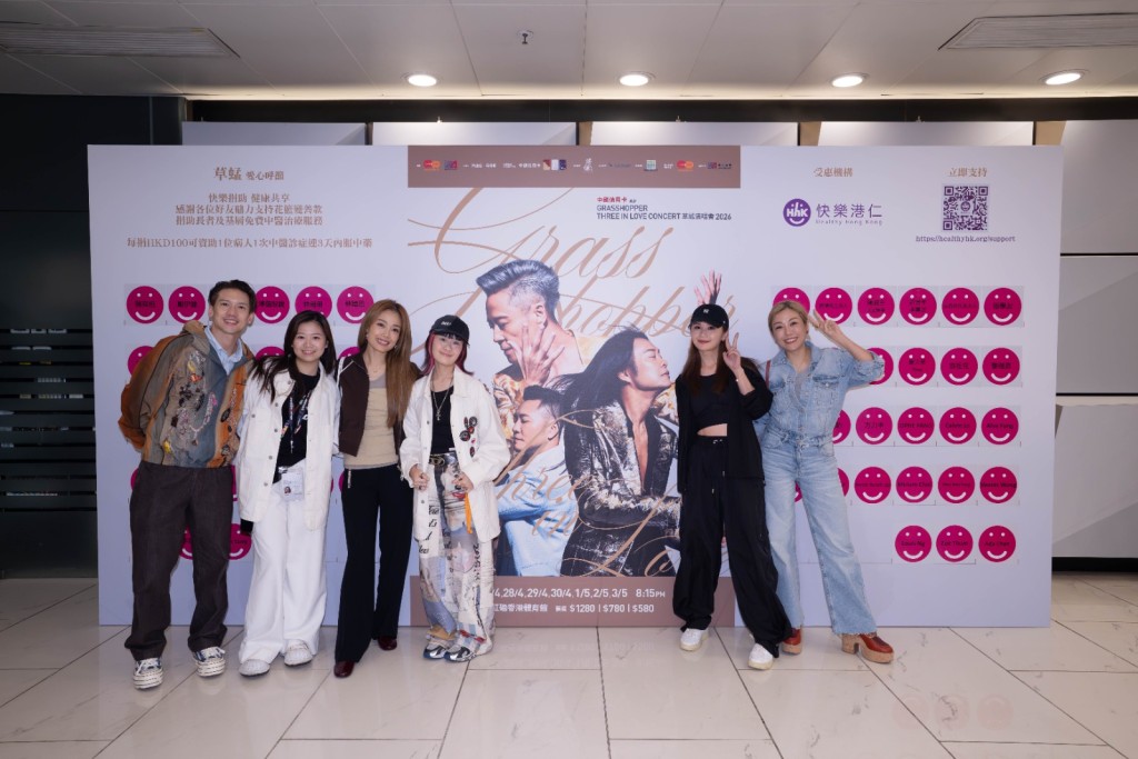 阿Sa（右二）新婚後與友人一同睇騷。