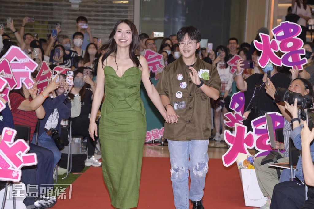 陳煒與同劇演員劉倬昕手拖手進場。