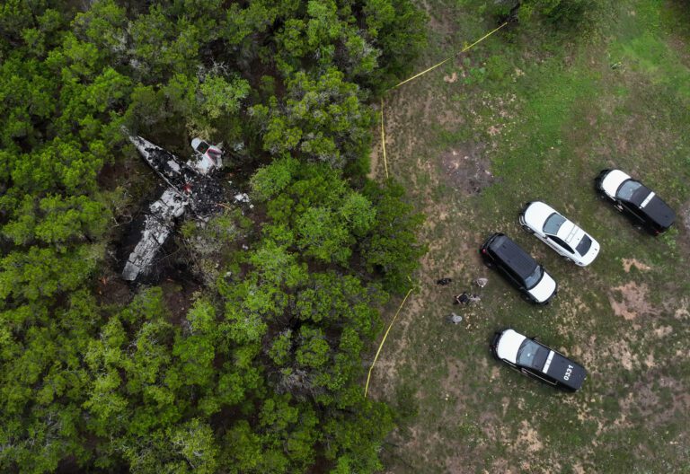 德州小飛機墜毀樹林起火 機上5人無一生還