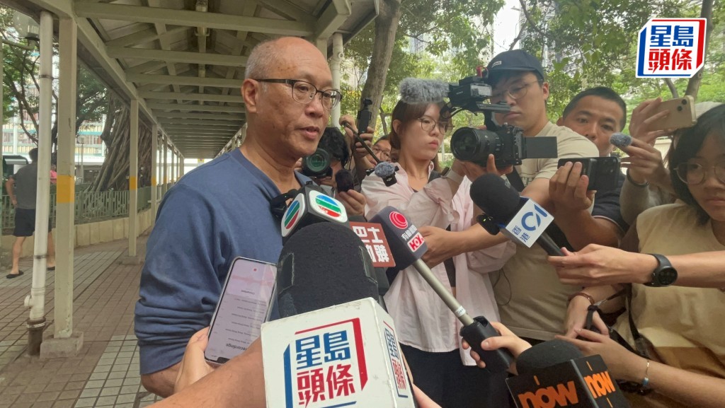 宏福苑火災後居民執拾 丈夫重返家園悼念捨身救鄰妻子