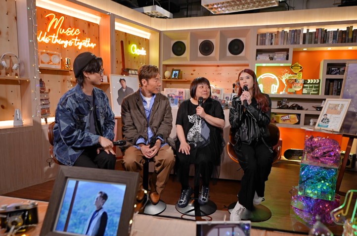 在「偶像零距離」環節,安仔與歌迷會會長 Ivy 互動,她已支持他32年。