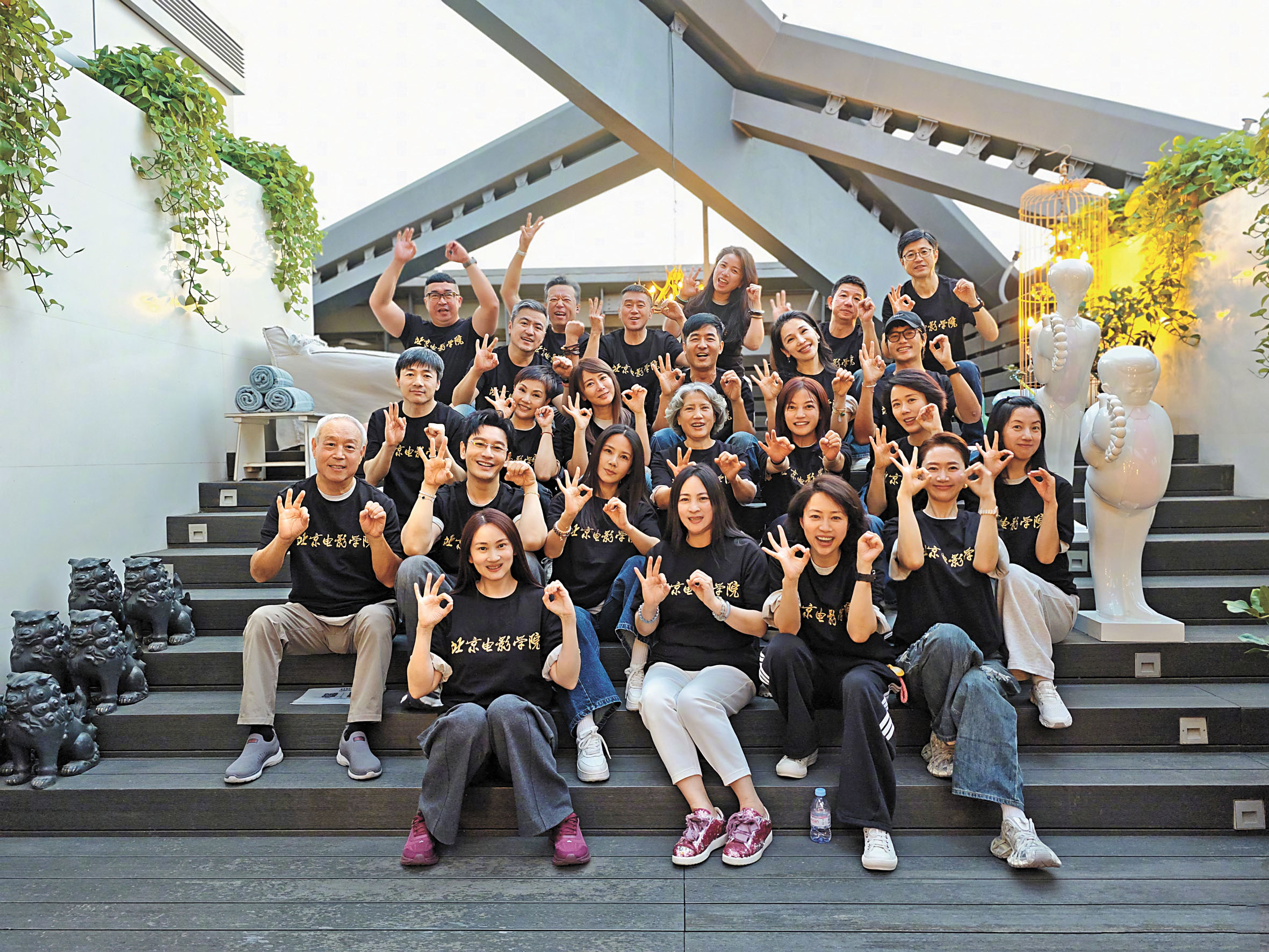 北京電影學院表演系96班30周年聚會合影。網上圖片