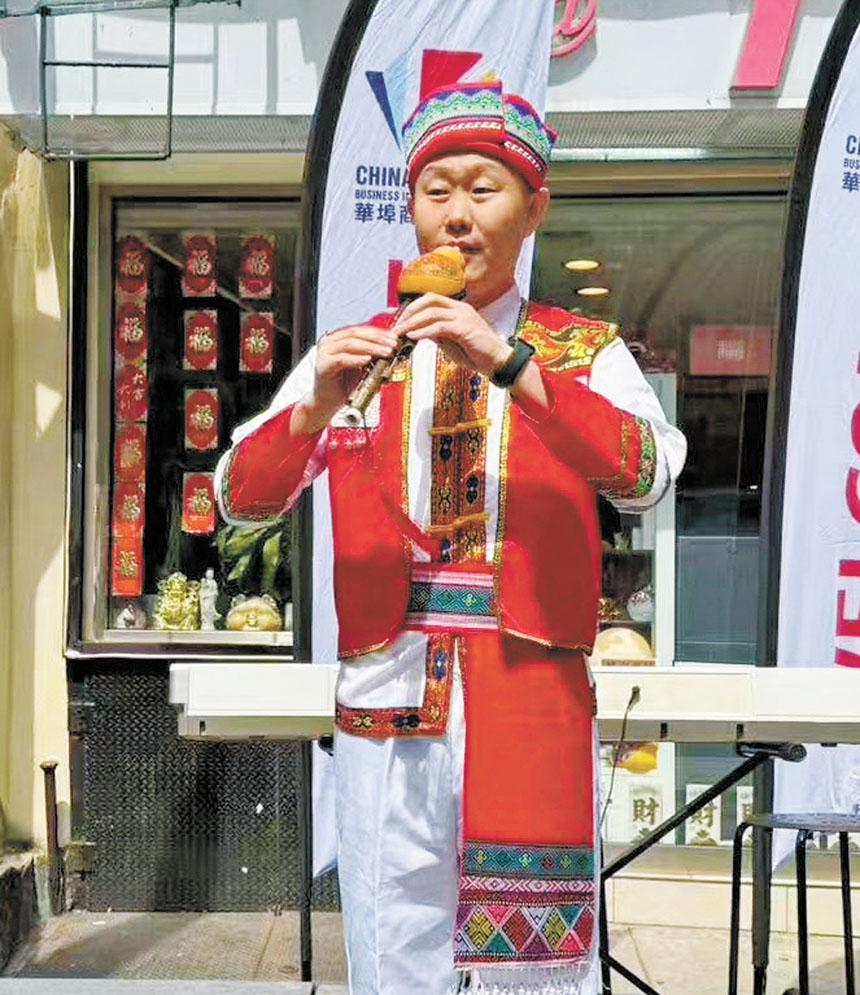 尤慶陽以葫蘆絲獨奏《月光下的鳳尾竹》把少數民族音樂無遠弗屆傳播。