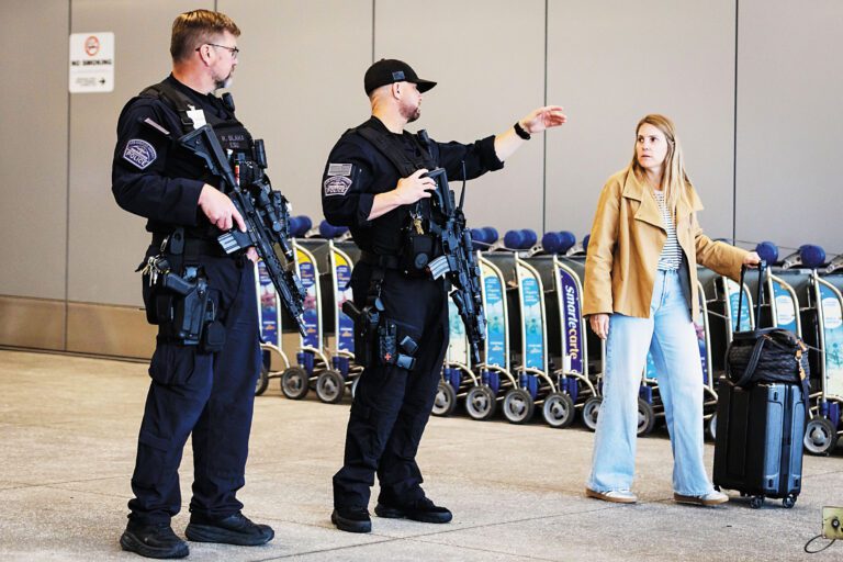 一名旅客在洛杉磯國際機場與警方交談。美聯社