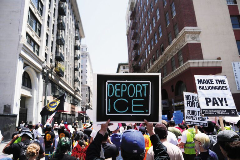世界盃即將開踢，工人先以抗議行動高呼「踢走ICE」。隸屬工會UNITE HERE第11分會的SoFi Stadium工人，五一在2026年FIFA洛杉磯世界盃主辦委員會總部外示威。美聯社
