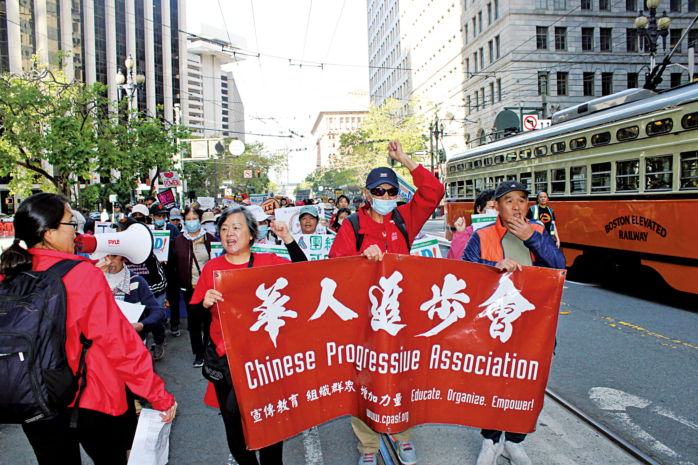 花園角集會後，華人進步會成員加入由三藩市勞工議會組織的五一大遊行。記者陳程威攝