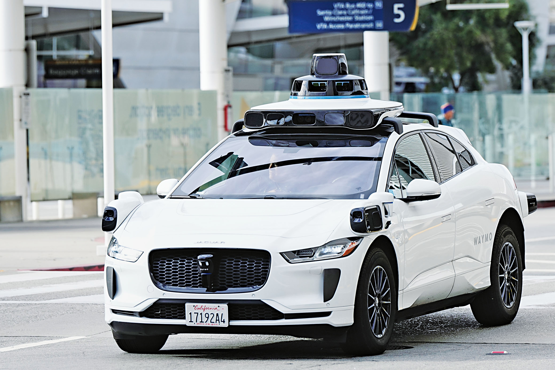 一輛Waymo無人車離開聖荷西國際機場。美聯社資料圖