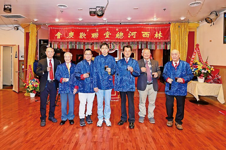 台山寧陽總會館主席朱明沾、羅省林西河堂顧問社潮；林西河總堂主席大正、副主席卓山暨顧首長共同敬酒祝福。馬紅兵攝
