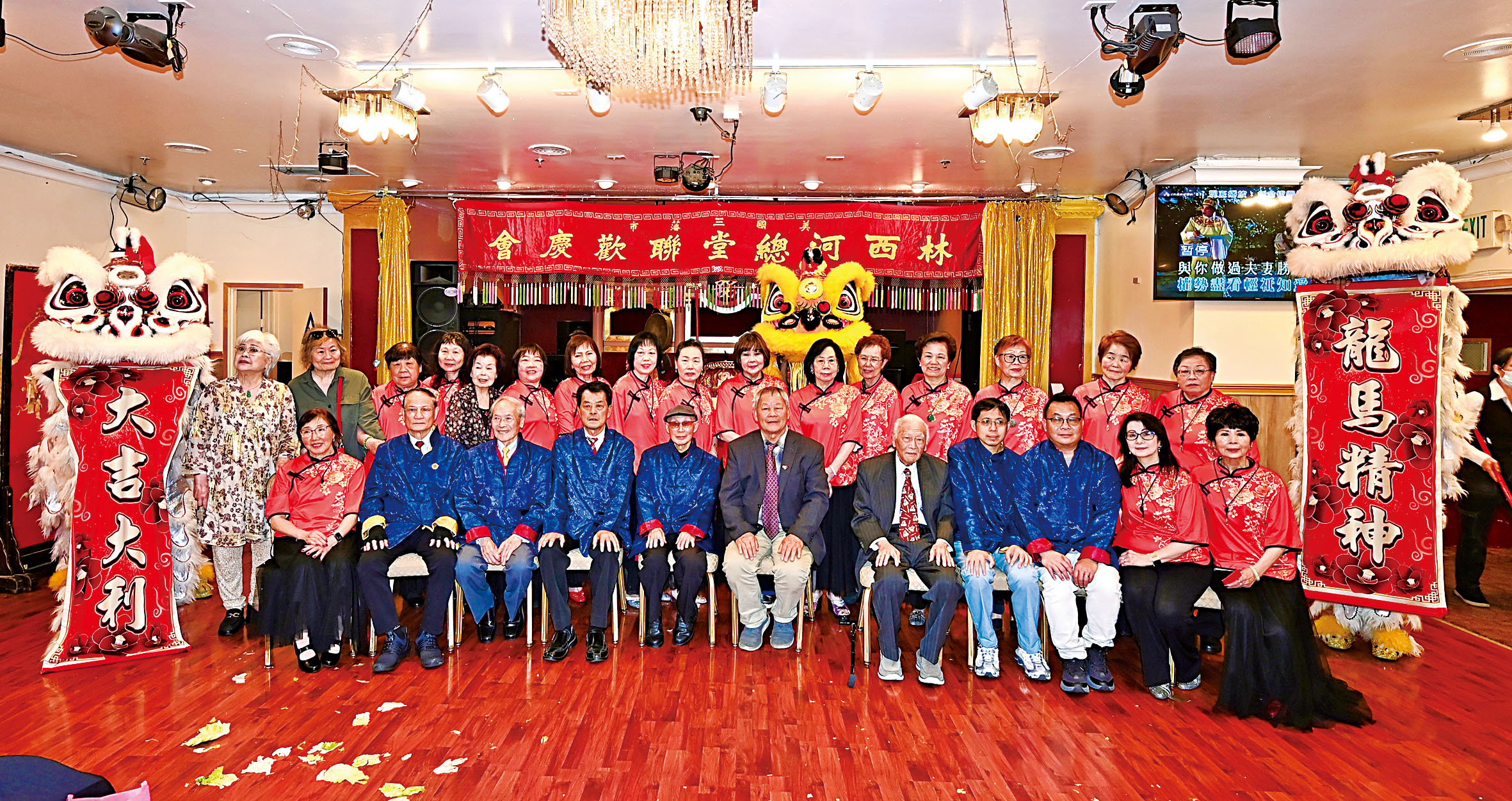 林西河總堂首長、職員與嘉賓在吉祥醒獅前合影。馬紅兵攝