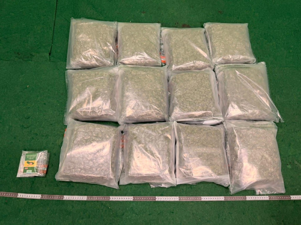 香港海關機場偵破販毒案 兩名曼谷抵港旅客行李藏12公斤大麻花