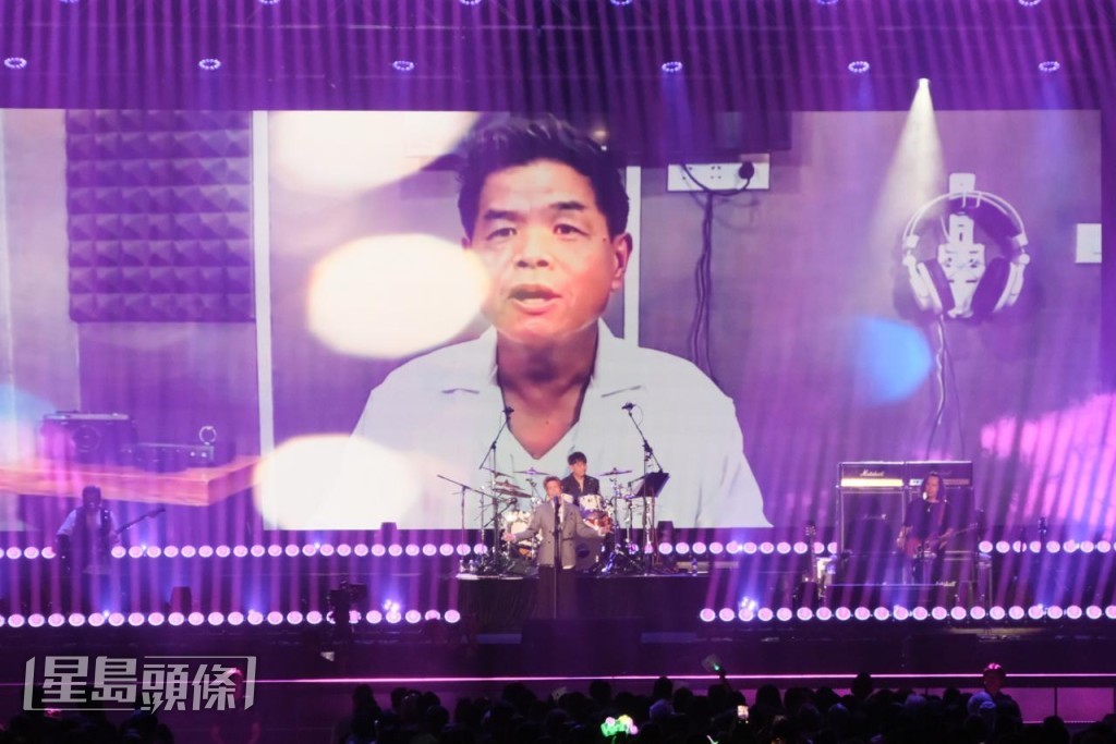 演唱《一生不再說別離》時，螢幕播出唐奕聰生前在錄音室的片段，樂隊與他隔空合唱。