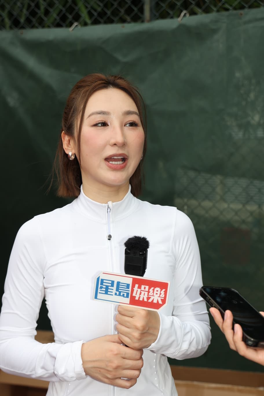 高海寧以一身全白運動造型亮相，展現活力。