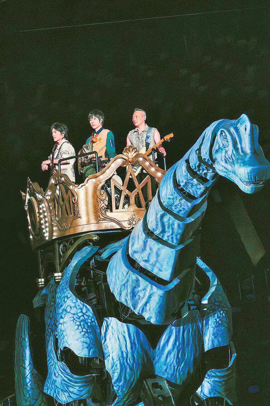 五月天在北京演唱會搭乘恐龍造型道具開唱，氣勢驚人。網上圖片