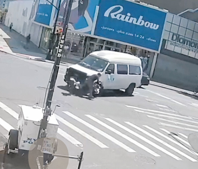 視頻清楚顯示停在交通燈前的小貨車突然左轉撞倒李先生。
